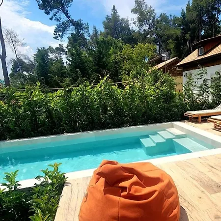 Pinetrees House With Swimming Pool *