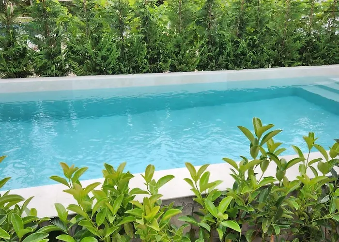 Pinetrees House With Swimming Pool * 格勒姆