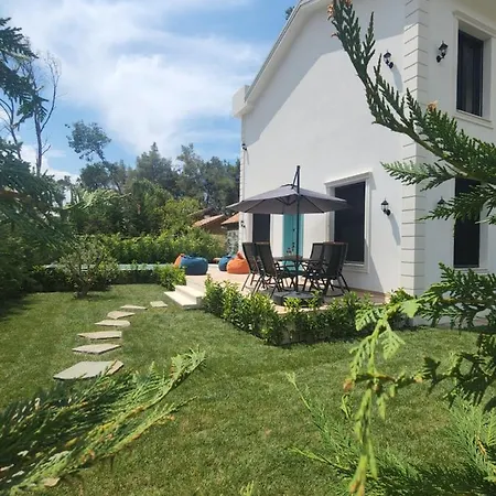 Дом отдыха Pinetrees House With Swimming Pool