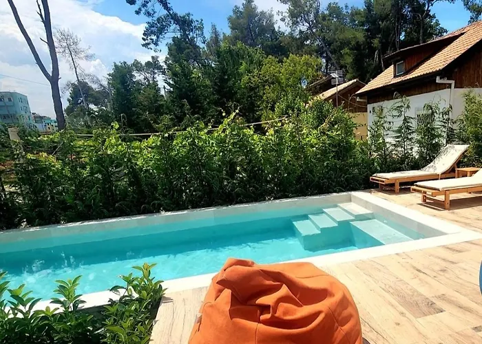 Pinetrees House With Swimming Pool *